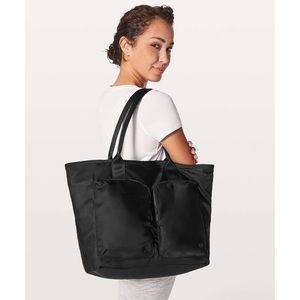 EUC lululemon black shoulder tote 24L